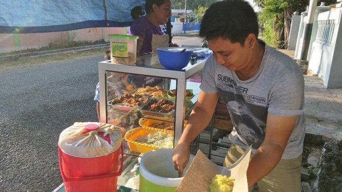 TRIBUN WIKI: Nikmatnya, Nasi Kuning Milik Ahari di Jalan Pemuda Matawai, Kota Waingapu
