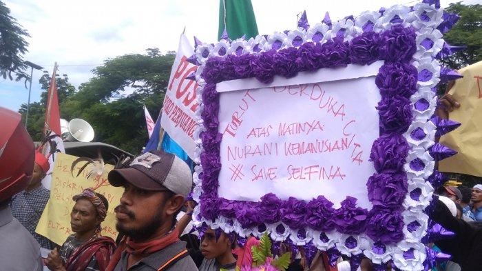 Mahasiswa Alor Dicekal ! Aliansi Peduli Kemanusiaan Bawa Karangan  Bunga ke Nakertrans NTT