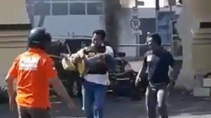 Momen Haru Polisi Selamatkan Diduga Anak Teroris di Lokasi Pemboman di Polrestabes Surabaya