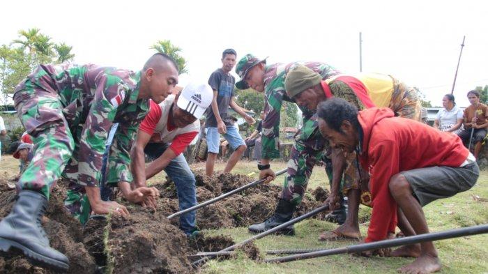 Tingkatkan Ekonomi Warga, Satgas Yonif 132/BS Manfaatkan Lahan Tidur Jadi Kebun Desa