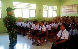 Peduli Pendidikan di Perbatasan, Satgas Yonmeks 741/GN Bagikan Buku Bagi Siswa Berprestasi