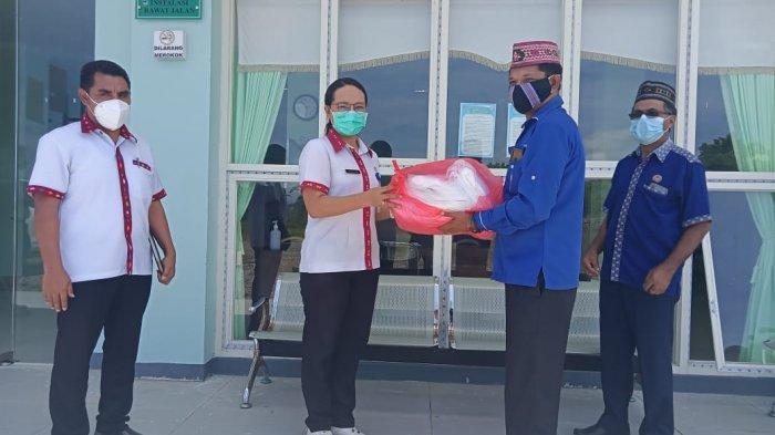 Peduli Nakes Sebagai Garda Terdepan Tangani Covid-19, NasDem Matim Bantu APD untuk RSUD Borong