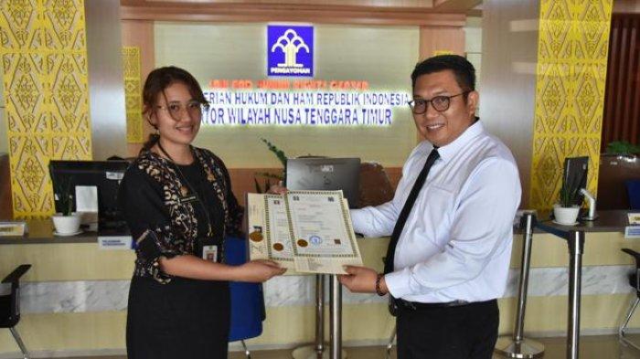 Kanwil Kemenkum NTT Serahkan Sertifikat Apostille Pertama di Tahun 2025