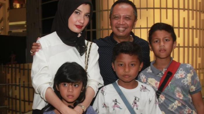 Arzeti Bilbina dan keluarga