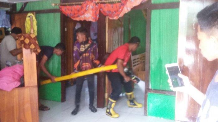 Pasca BanjirTerjang Naibonat, Tim BPBD Kupang Bantu Bersihkan Lumpur di Pemukiman Warga
