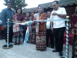 Deputi Gubernur BI Disambut Tarian Kandinga Saat Resmikan Rumah Tenun Ikat Prailiu