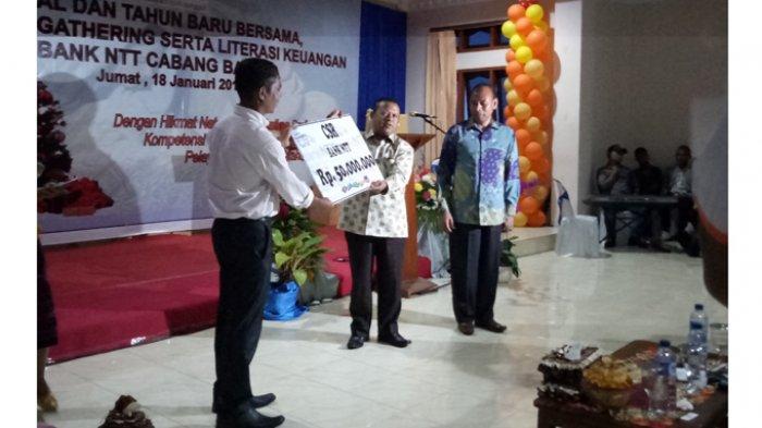 Bank NTT Cabang Bajawa Serahkan Dana CSR kepada Koperasi Sinar Harapan Inerie