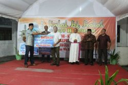 Peduli Kegiatan Keagamaan, Bank NTT Larantuka Bantu Mesjid dan Gereja