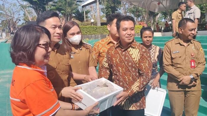 Wali Kota Kupang Serahkan Bantuan 1 Ton Ikan untuk Petugas Kebersihan