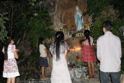 Berdoa di Gua Maria