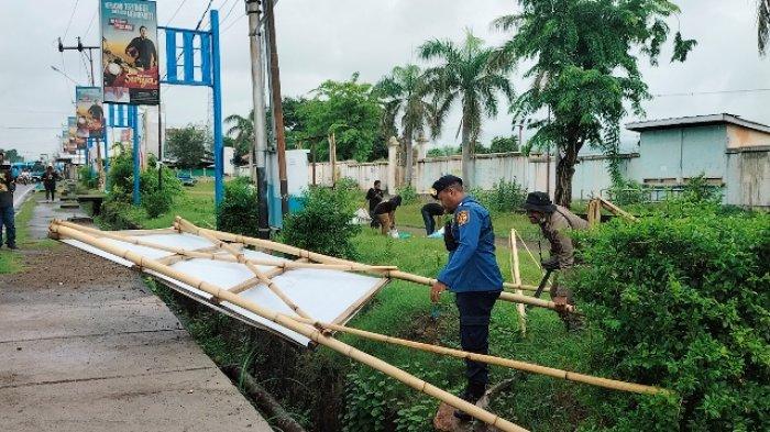 Masa Tenang Pemilu Hari Kedua, Bawaslu Sikka Bongkar Paksa APK Caleg dan Parpol