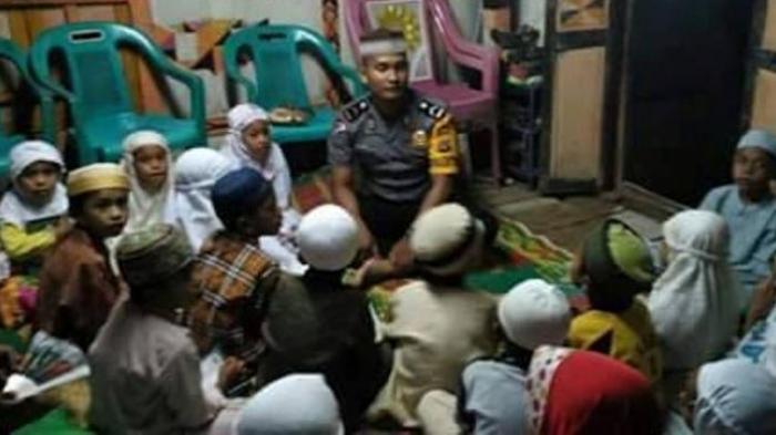 Bripda Muh Rivadi PradanaKeliling Kampung Mengajar Anak-anak Mengaji