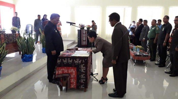 Bupati Gidion Lantik Direktur Perumda Matawai Amahu, Ini Yang Dingatkan