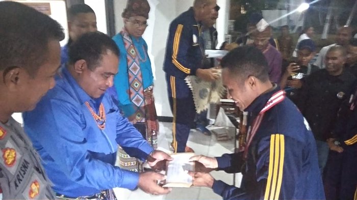 Bupati TTU Kasih Bonus kepada Para Atlet, Ini Tujuannya