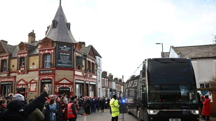 Hasil Liga Inggris : Bus Tim Manchester United Dilempari Botol Kubu Liverpool Angkat Bicara