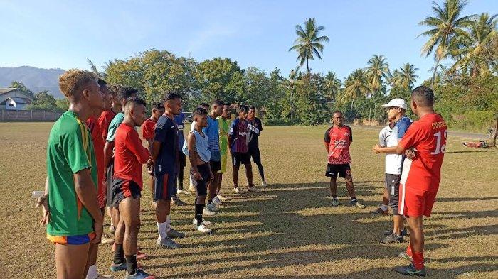 Coach Maura Hally Betekeneng Langsung Pimpin Latihan Pemain Persebata Lembata