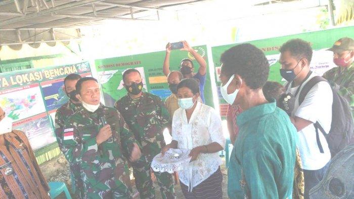 Danrem 161/Wira Sakti Serahkan Kunci Rumah Untuk Korban Banjir Bena, Begini Suasananya