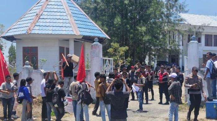 Mahasiswa LMND dan LMID Desak Pembayaran Upah Buruh Program TEKUN MELAYANI PLUS