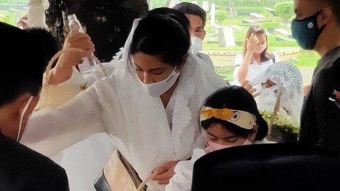 Kabar Duka Datang Dian Sastrowardoyo, Mertua Bintang AADC , Adiguna Sutowo Meninggal