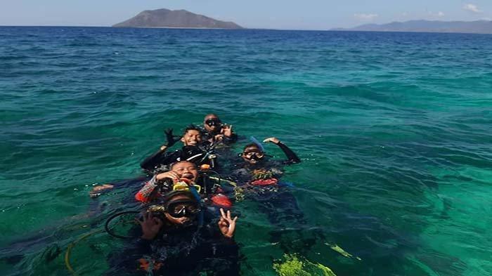 diver sebelum melakukan diving di teluk Maumere, 2022