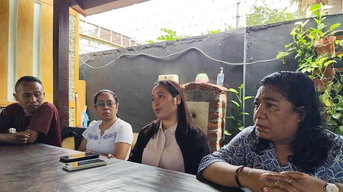 KETERANGAN - Empat pegawai KONI NTT yang dipecat ketika memberikan keterangan. Senin, (18/5/2026) di Kupang.