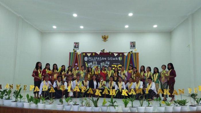 Siswa SMAK St Ignatius Loyola Labuan Bajo Kenakan Pakaian Adat Saat Misa Perutusan dan Pengukuhan