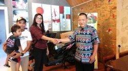 Bahagianya Starina Dapat Hadiah Sepeda Motor dari Waroenk Seafood