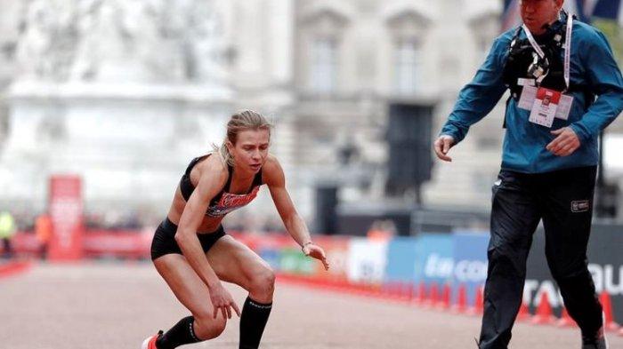 Atlet Inggris Hayley Carruthers Merangkak Masuk Finish London Marathon