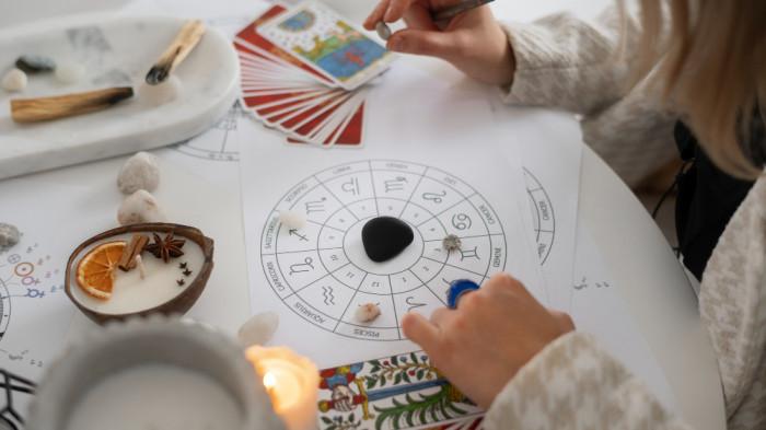 12 Ramalan Zodiak Besok Kamis 30 Oktober 2025: Cinta, Karier, Keuangan, Keberuntungan