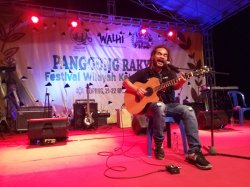 Aksi Ivan Nestorman di Panggung Rakyat Hari Bumi di Pantai Oesapa