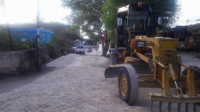 Ruas Jalan Tidak Dihotmix Warga RT 11 Pasir Panjang Protes  Walikota Kupang karena Diskriminatif