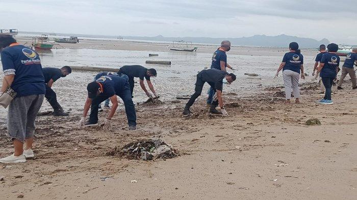 Jelang HUT, Kader Partai NasDem DPW NTT Gelar Aksi Bersih Pantai