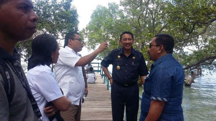 Fary Puji Jembatan Mangrove