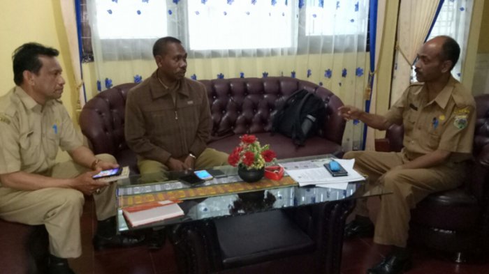 Kadinsos TTS Nikson Punya Cara Selesaikan Masalah Pria yang duduk di Tengah ruas jalan