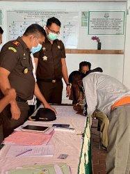 Kajari TTU Kembalikan 6 Sertifikat Hak Milik Warga Desa Birunatun yang Ditahan Kades Selama 27 Tahun