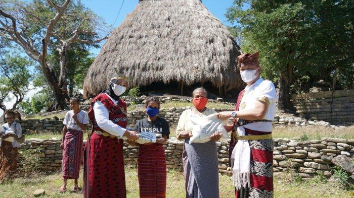 Ini Yang Dilakukan Kapolres Belu Kenakan Busana Adat Saat Baksos di Kampung Adat Duarato-Lamaknen