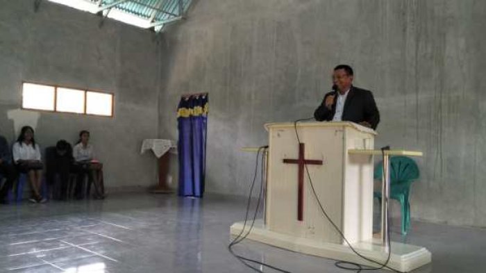 Kapolres Sumba Timur Membawakan Firman di GBI Kambatatatana