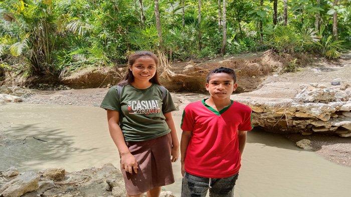 Kisah Dua Pelajar SMPN Babotin Menyeberang Sungai Maemina Memiliki Cita-cita Jadi Bupati dan Polwan