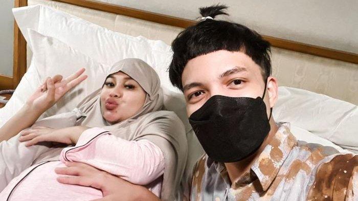 Istri Akan Melahirkan, Atta Halilintar Terkena Musibah, Suami Aurel Berjalan Harus Gunakan Tongkat