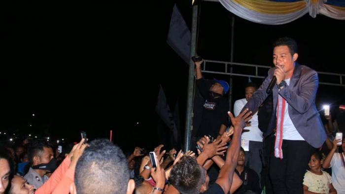 Sebelum Mario Klau Tampil  Menyanyi, Fans di Labuan Bajo Enggan Pulang