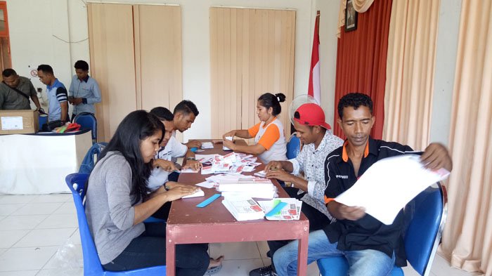 KPU Nagekeo Lakukan Sortir dan Lipat Surat Suara