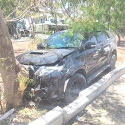 Mengemudi Mobil Saat Ngantuk, Isak Warga Kota Kupang Tabrak Separator Jalan