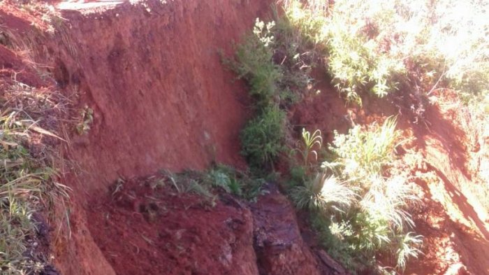 Ruas Jalan Benteng Jawa-Ruteng Putus Total Akibat Longsor