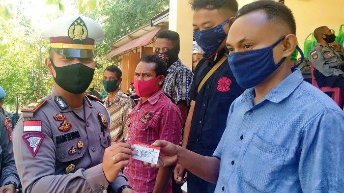 Rayakan HUT Bhayangkara ke-74, Polres TTU Serahkan 7 SIM Gratis Kepada Warga