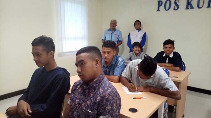 Mahasiwa Fisip Jurusan Komunikasi Undana Kupang Ikut Safety Riding dari MPM Motor di Pos Kupang