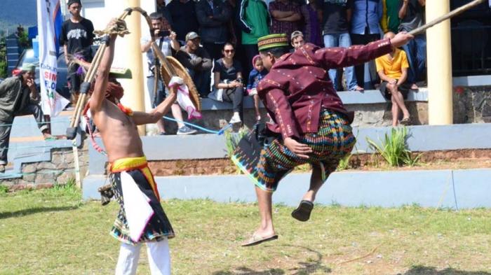 Ketua  DPRD Manggarai, Kornelis Madur sambil melompat  mencari kesempatan mencemeti lawan  dalam peragaan  permainan Caci di Lapangan Motang Rua, Kota Ruteng,Pulau  Flores,Kamis  (18/8/2016)