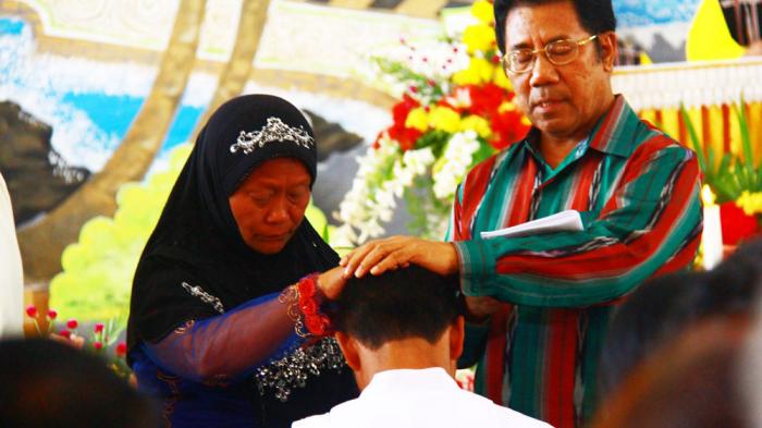 Siti Asiyah yang Berjilbab itu Senang Anaknya Jadi Pastor