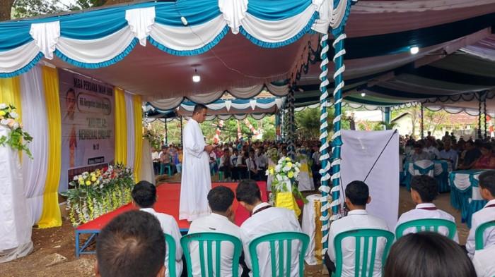 Misa Perdana, RD Gergorius Berkati Orang Tua dan Umat Paroki Lewolaga di Flores Timur NTT
