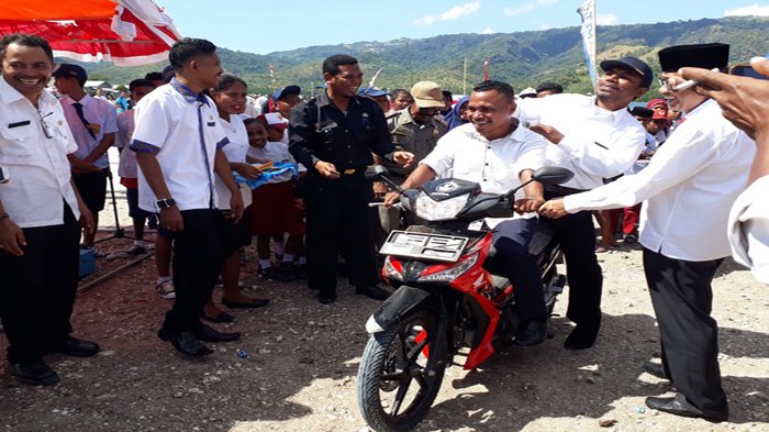 Kocaknya Aksi Guru SD Terpencil di Lembata Ketika dapat Bantuan Sepeda Motor