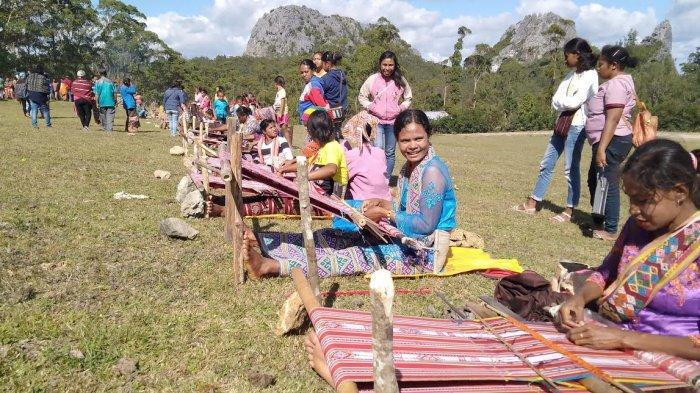 Perempuan dan Tenun, Dalam Balutan Syukuran Pasca Panen Fatukoto di Kabupaten TTS
